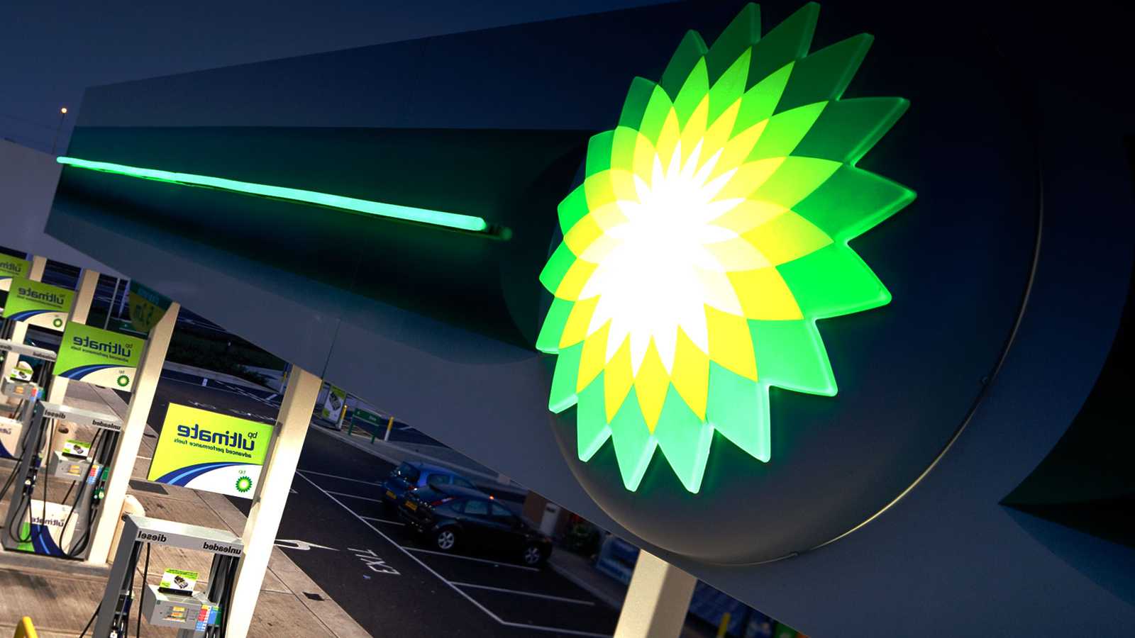 Neon logo BP na stacji paliw